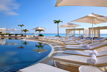 Le Meridien Cancun Pool & Sunbeds
